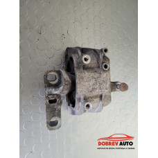 Тампон двигател (десен) за Audi A3 8P 2.0 TDI (Facelift) S-Line Тампон двигател (десен) за Audi A3 8P 2.0 TDI (Facelift) S-Line