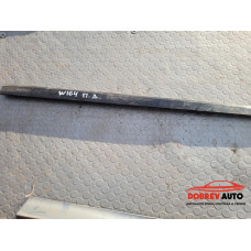 Лайсна предна дясна черна за Mercedes W164 Лайсна предна дясна черна за Mercedes W164