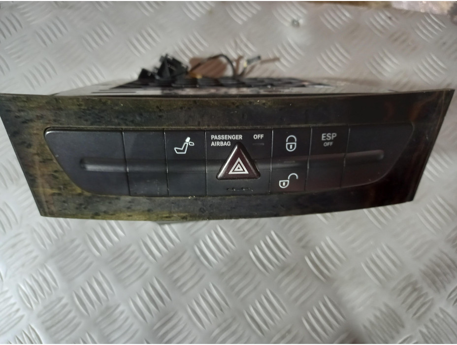 CD Changer за Mercedes E Class W 211 - зелен