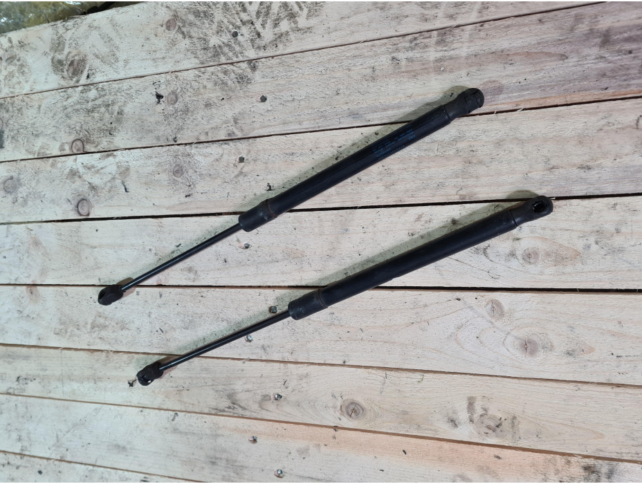 Амортисьор за заден капак за Фолксваген Пасат Б7 / VW Passat B7 2.0 TDI Амортисьор за заден капак за Фолксваген Пасат Б7 / VW Passat B7 2.0 TDI