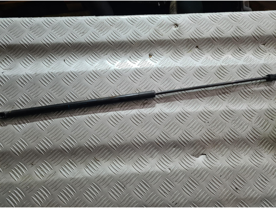 Амортисьор за преден капак за Audi A6 C6 3.2 FSI Quattro