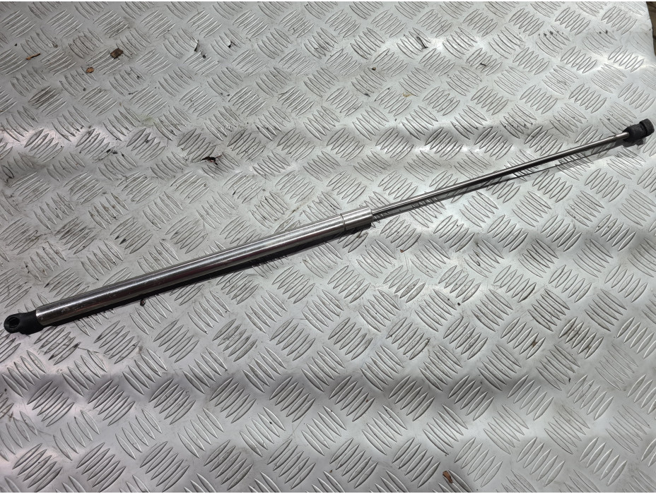 Амортисьор за преден капак за VW Passat B5 2.5 TDI