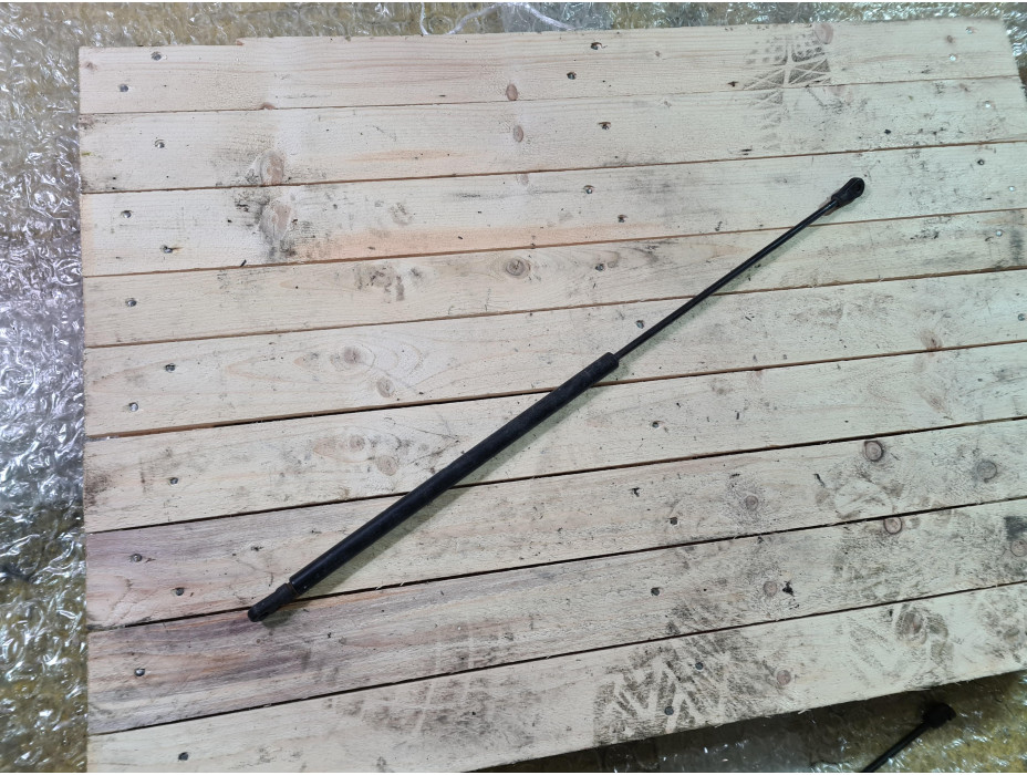 Амортисьор за преден капак за Ауди А4 Б5 / Audi A4 B5 Амортисьор за преден капак за Ауди А4 Б5 / Audi A4 B5