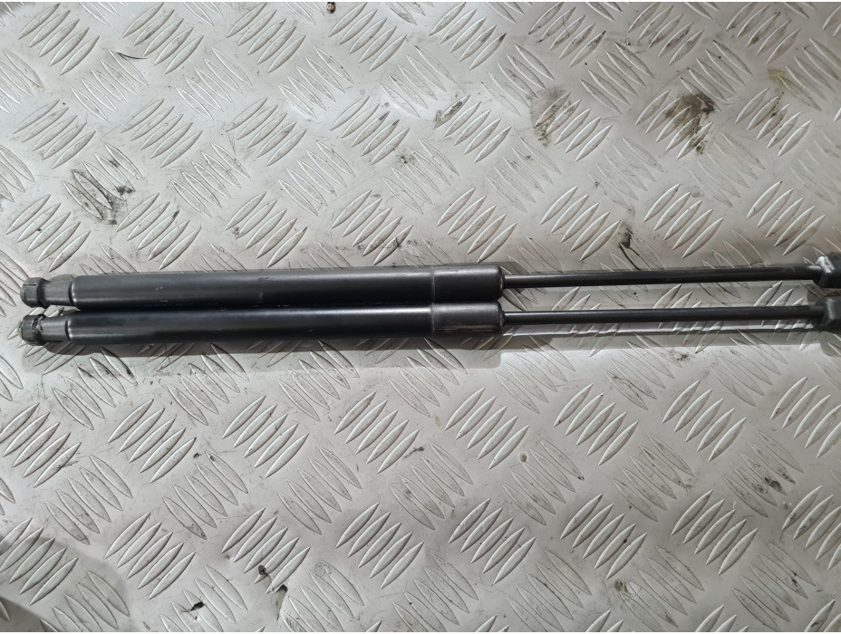 Амортисьори за заден капак за VW Passat B6 2.0 TDI BMP Амортисьори за заден капак за VW Passat B6 2.0 TDI BMP