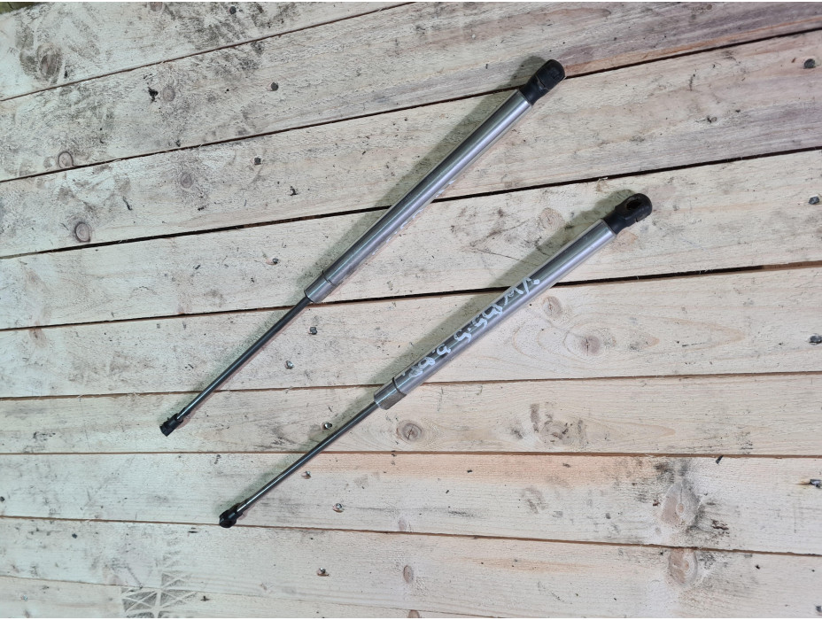 Амортисьори за заден капак за Фолксваген Пасат Б5.5 комби / Volkswagen Passat B5.5 Avant Амортисьори за заден капак за Фолксваген Пасат Б5.5 комби / Volkswagen Passat B5.5 Avant