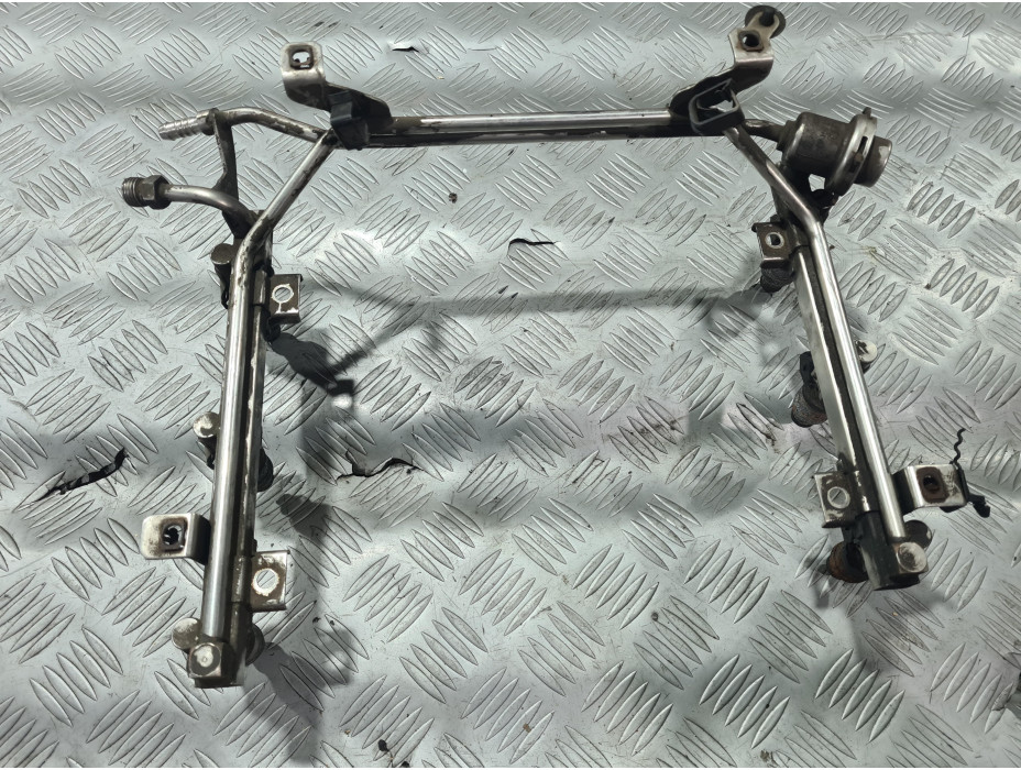 Бензинов рейл с дюзи за Audi A6 C5 2.4 i Automat Sedan