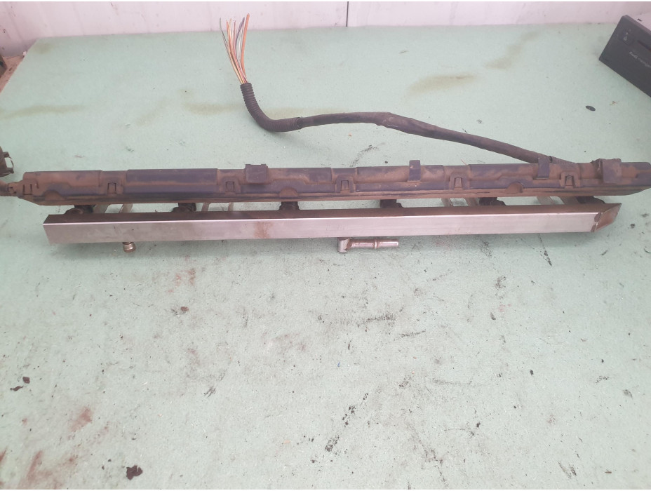 Бензинов рейл с дюзи за BMW 330i E90