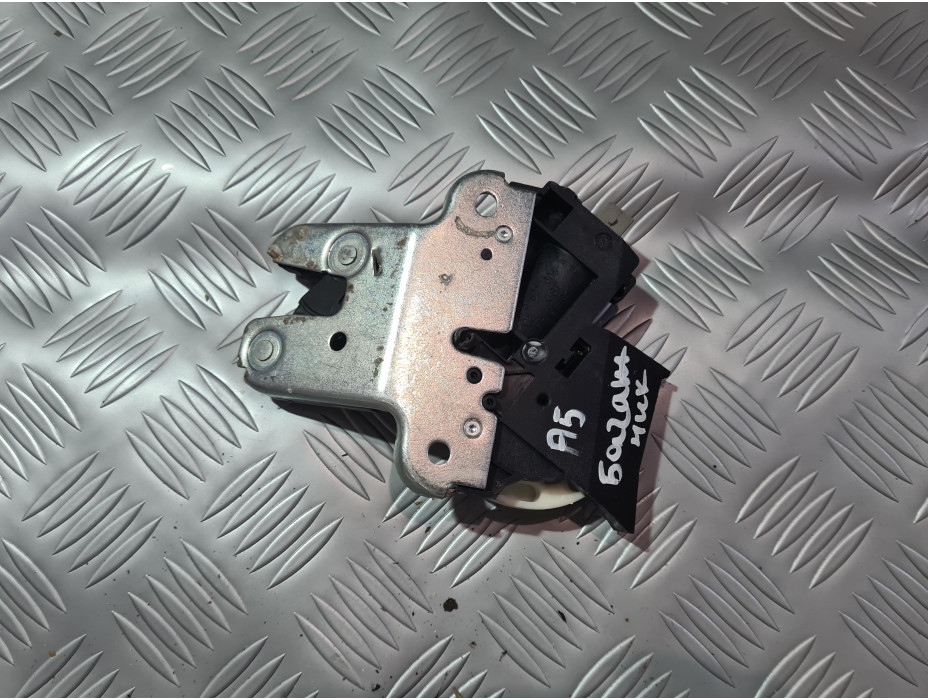 Брава за заден капак за Audi A5 8T Брава за заден капак за Audi A5 8T