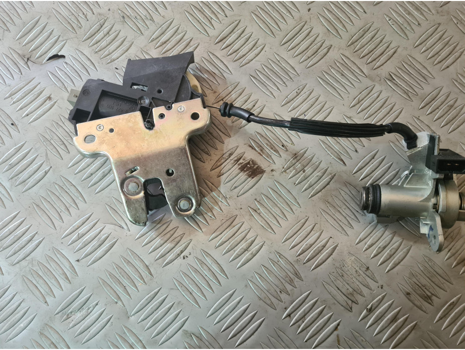 Брава за заден капак за Audi A6 C6 3.2 FSI Quattro Брава за заден капак за Audi A6 C6 3.2 FSI Quattro