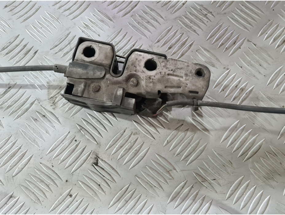 Брава за преден капак за VW Passat B6 2.0 TDI ВМР