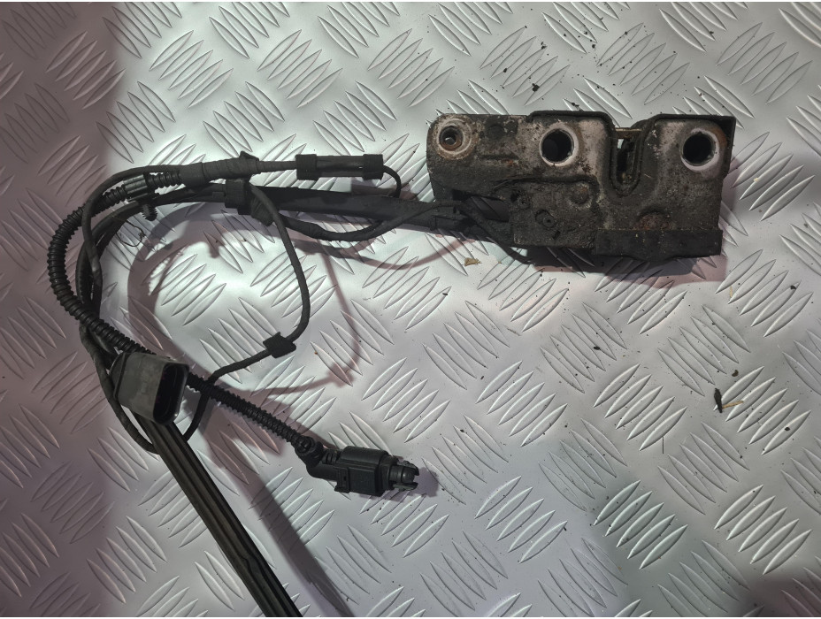 Брава за преден капак за Фолксваген Пасат Б7 / VW Passat B7 2.0 TDI - Десен волан