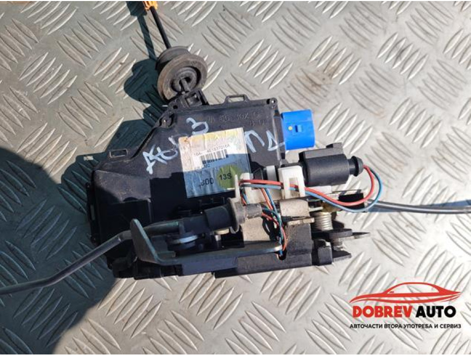 Брава (предна дясна - keyless) за Audi A8 D3