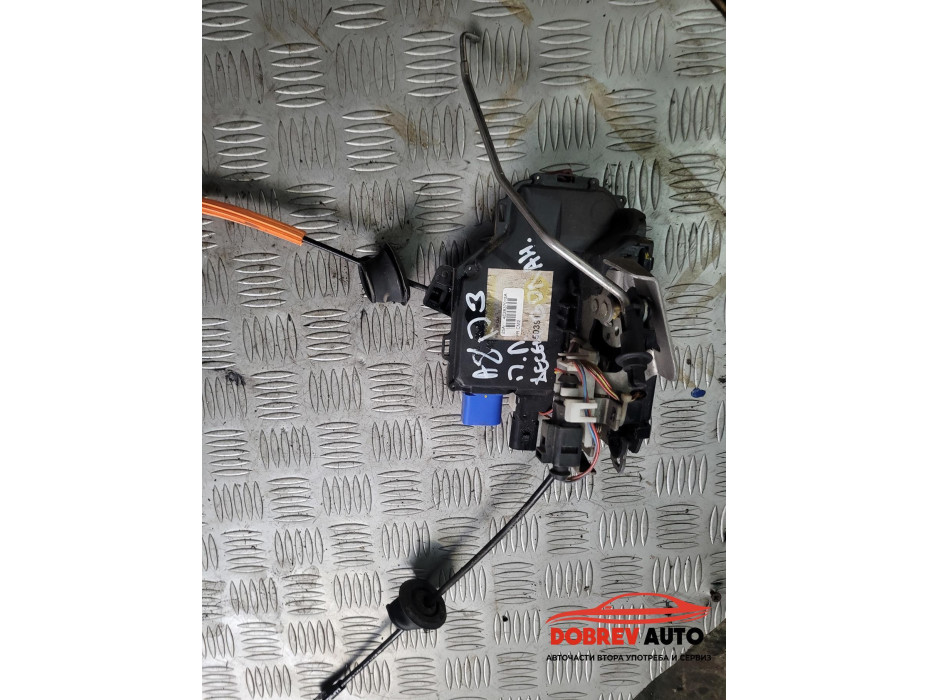 Брава (предна лява) безключово палене за Audi A8 D3