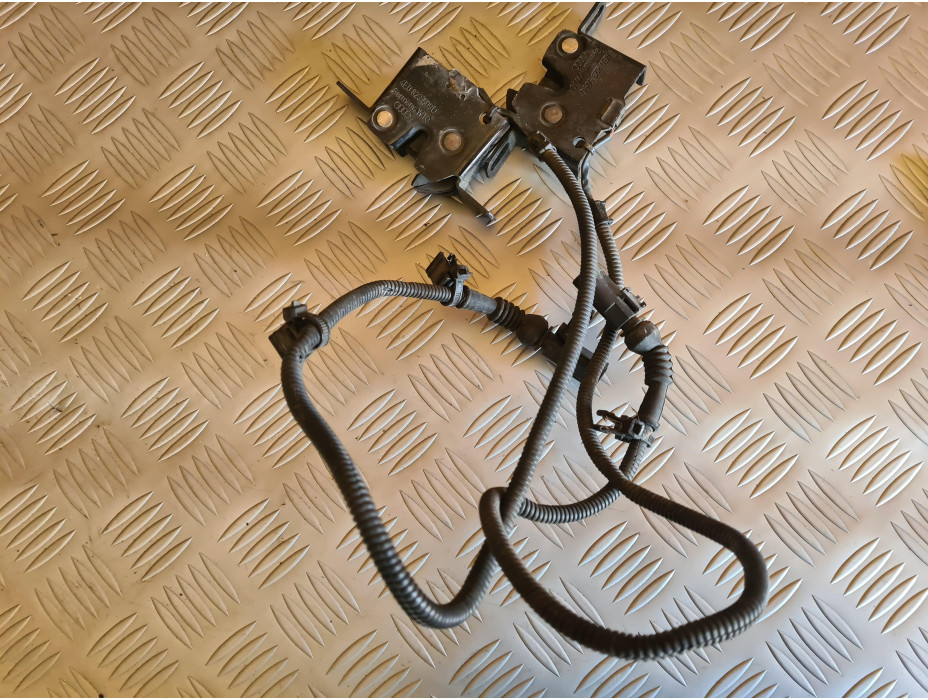 Брави за преден капак за Audi A8 D3 4.2i Брави за преден капак за Audi A8 D3 4.2i