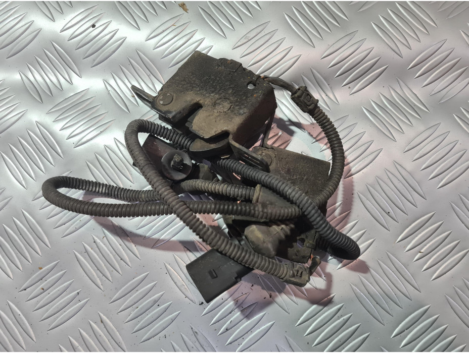 Брави за преден капак за Audi A8 D3