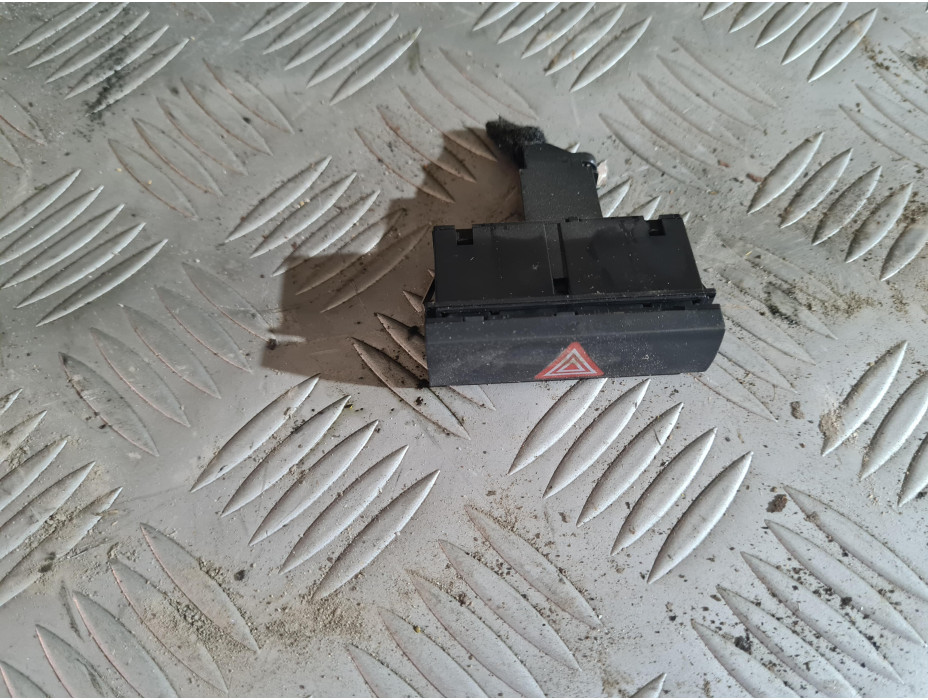 Бутон за аварийни за Audi A6 C6 2.7 TDI Quattro Бутон за аварийни за Audi A6 C6 2.7 TDI Quattro