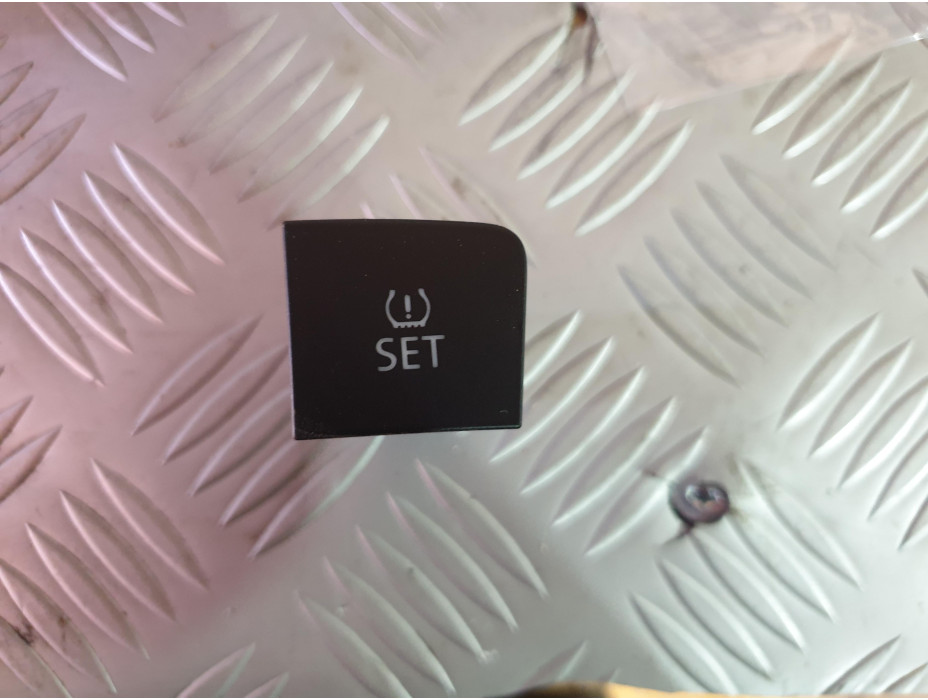 Бутон за гуми за VW Passat CC 2.0 TSI - Десен волан Бутон за гуми за VW Passat CC 2.0 TSI - Десен волан