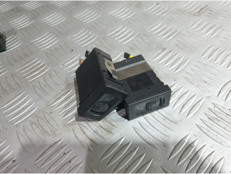 Бутон за подгрев за седалки за Фолксваген Пасат Б5.5 комби / VW Passat B5.5 2.5 TDI Бутон за подгрев за седалки за Фолксваген Пасат Б5.5 комби / VW Passat B5.5 2.5 TDI