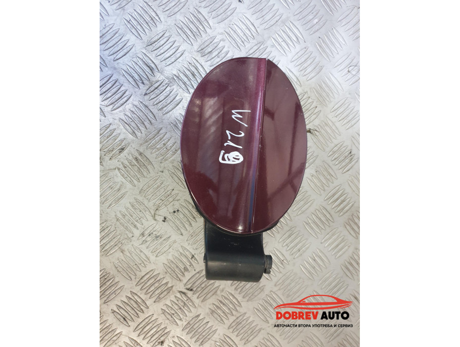 Вратичка за резервоар за Mercedes CLS W219 - Червена Вратичка за резервоар за Mercedes CLS W219 - Червена