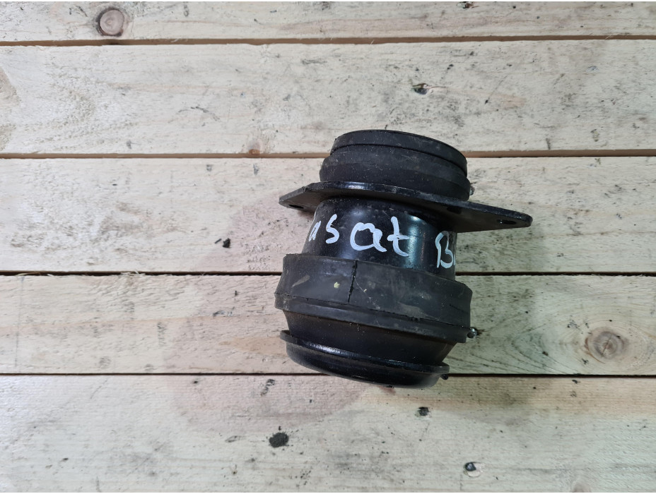 Голям тампон за двигател за Фолксваген Пасат Б4 / Volkswagen Passat B4 1.9 TDI Голям тампон за двигател за Фолксваген Пасат Б4 / Volkswagen Passat B4 1.9 TDI