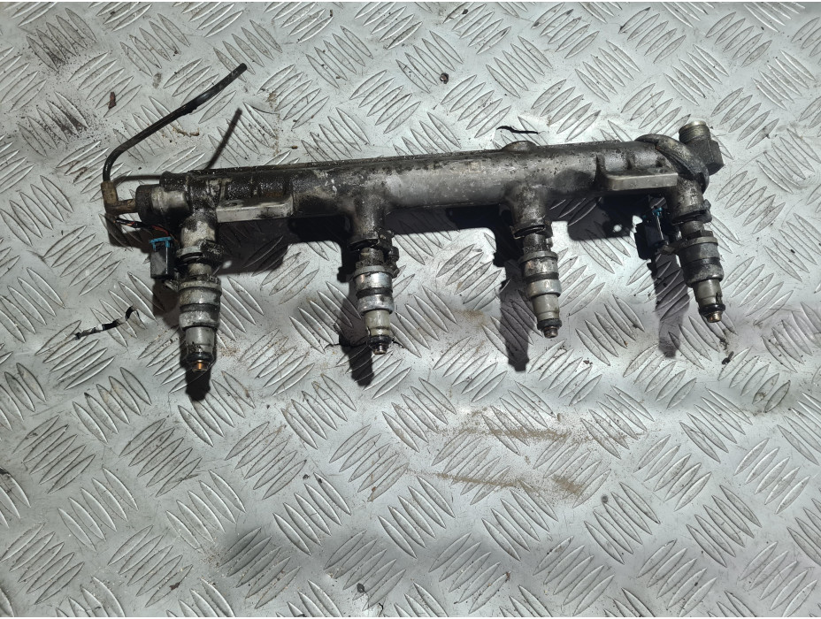 Горивен рейл с бензинови дюзи за Opel zafira A 2.2 i 147 к.с. Горивен рейл с бензинови дюзи за Opel zafira A 2.2 i 147 к.с.