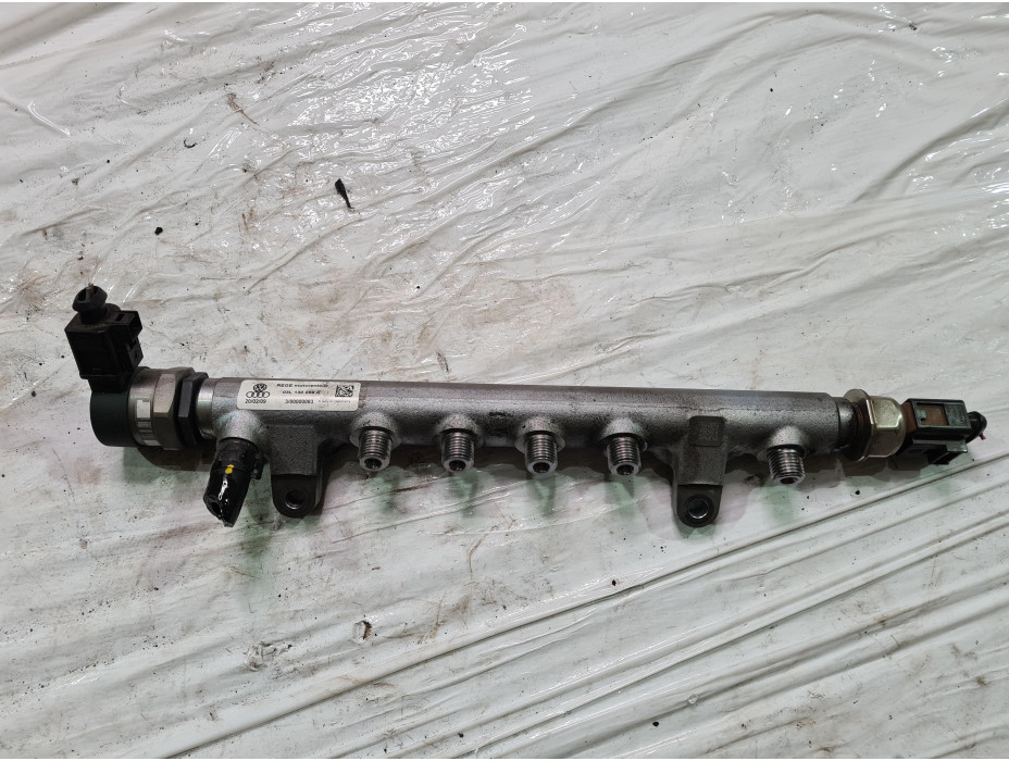 Горивен рейл с датчици за Ауди А4 Б8 / Audi A4 B8 2.0 TDI комби