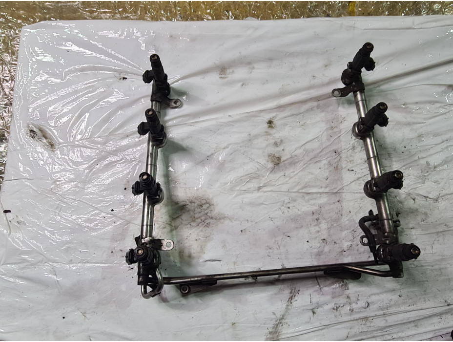 Горивен рейл с дюза за Ауди А8 Д3 / Audi A8 D3 4.2 i 335 к.с. Горивен рейл с дюза за Ауди А8 Д3 / Audi A8 D3 4.2 i 335 к.с.