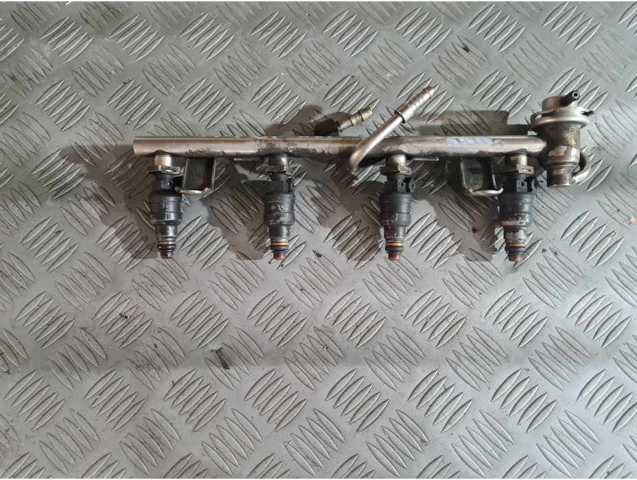 Горивен рейл с дюзи за Audi A4 B5 1.8 i