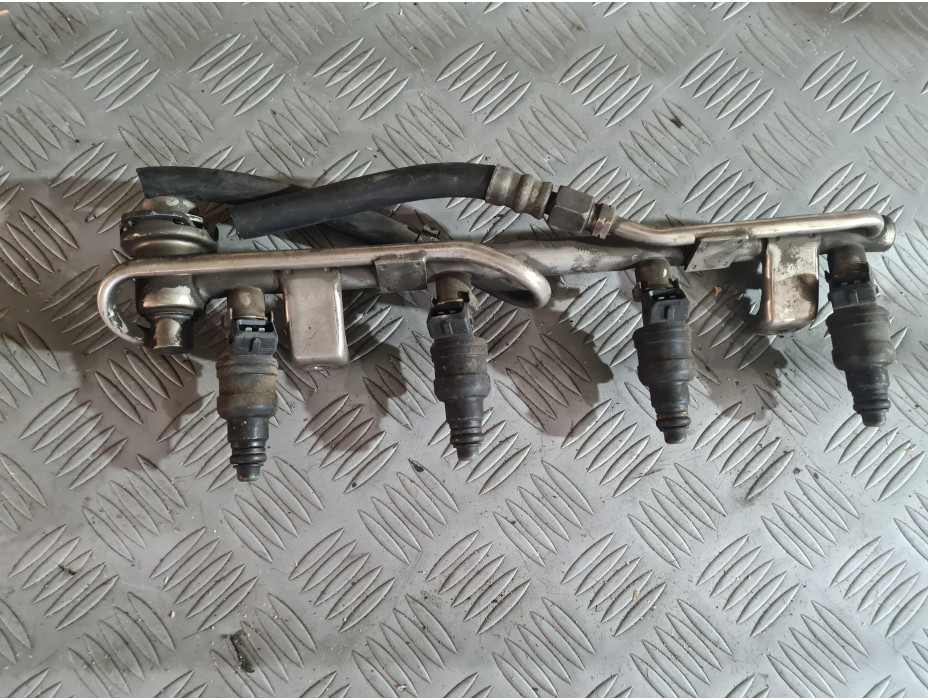 Горивен рейл с дюзи за Audi A4 B5 1.8 T