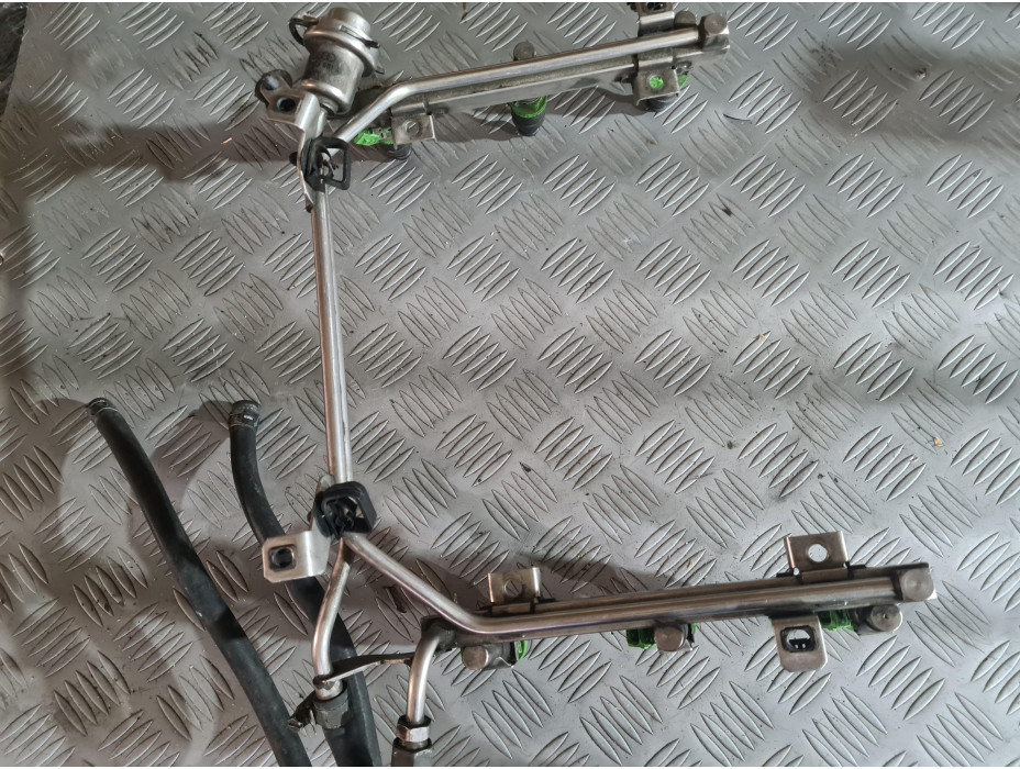 Горивен рейл с дюзи за Audi A6 C5 2.4 i 