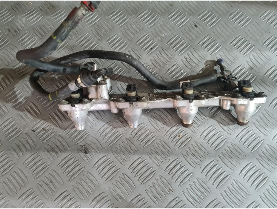 Горивна рейка с дюзи за Ford Fiesta MK4 1.6 16V Zetec Горивна рейка с дюзи за Ford Fiesta MK4 1.6 16V Zetec
