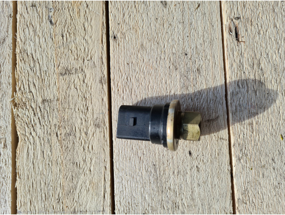 Датчик за високо налягане за климатик за Ауди А8 Д3 / Audi A8 D3 Датчик за високо налягане за климатик за Ауди А8 Д3 / Audi A8 D3