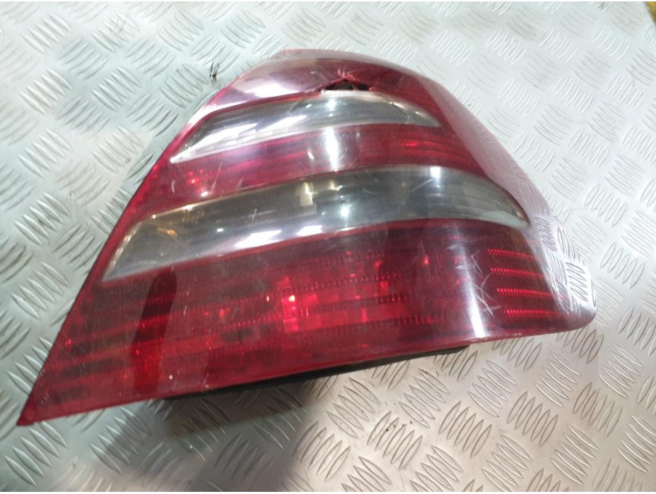 Десен стоп за Mercedes E Class W211 Sedan - ПУКНАТ! Десен стоп за Mercedes E Class W211 Sedan - ПУКНАТ!