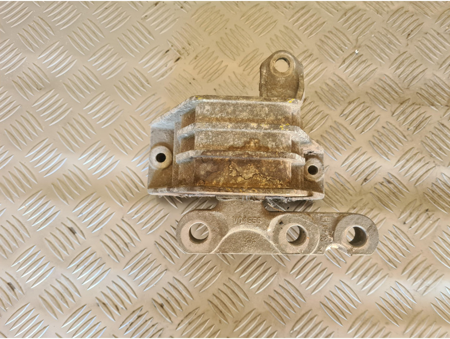 Десен тампон за двигател за Opel Vectra C 2.2D Десен тампон за двигател за Opel Vectra C 2.2D