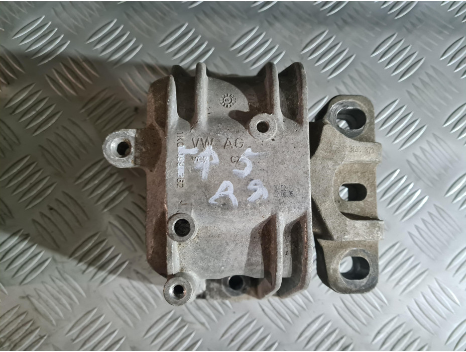 Десен тампон за мотор за VW Golf 5 1.6 FSI Десен тампон за мотор за VW Golf 5 1.6 FSI