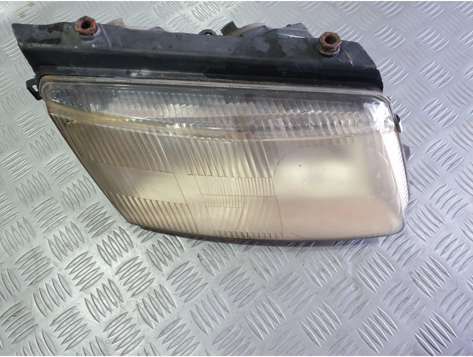 Десен фар за VW Passat B5 1.8 T комби Десен фар за VW Passat B5 1.8 T комби