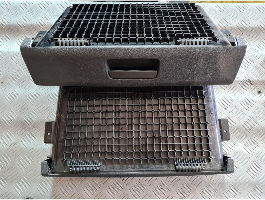 Джобче под предна дясна седалка за VW Touran 1T