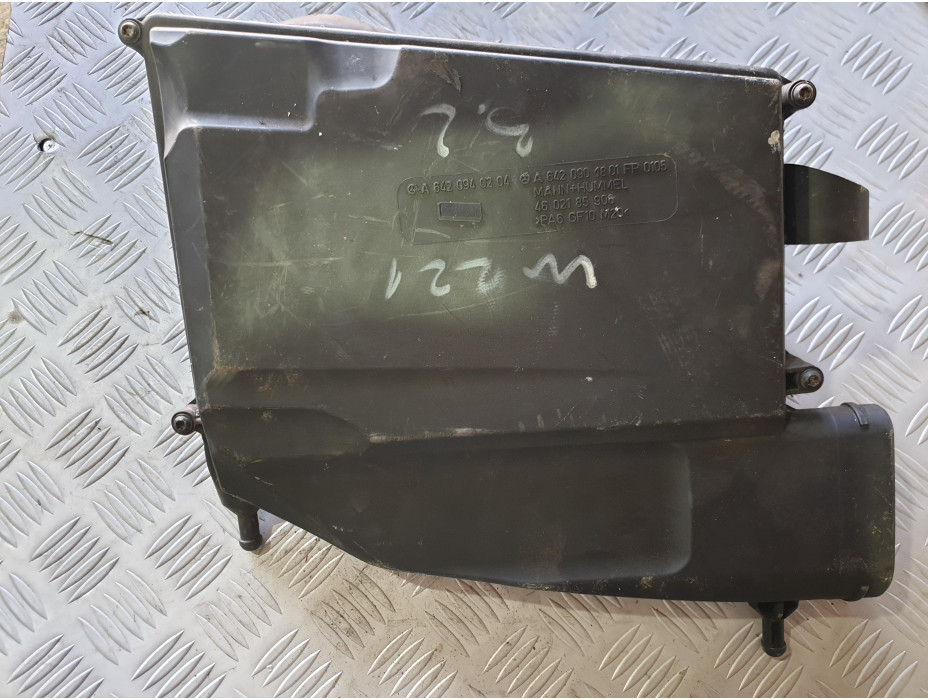 Дясна филтърна кутия за Mercedes S 320 TDI W221 Дясна филтърна кутия за Mercedes S 320 TDI W221