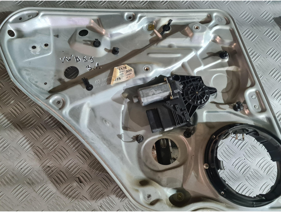 Заден ляв стъклоповдигач за Фолксваген Пасат Б5.5 комби / VW Passat B5.5 2.5 TDI Заден ляв стъклоповдигач за Фолксваген Пасат Б5.5 комби / VW Passat B5.5 2.5 TDI