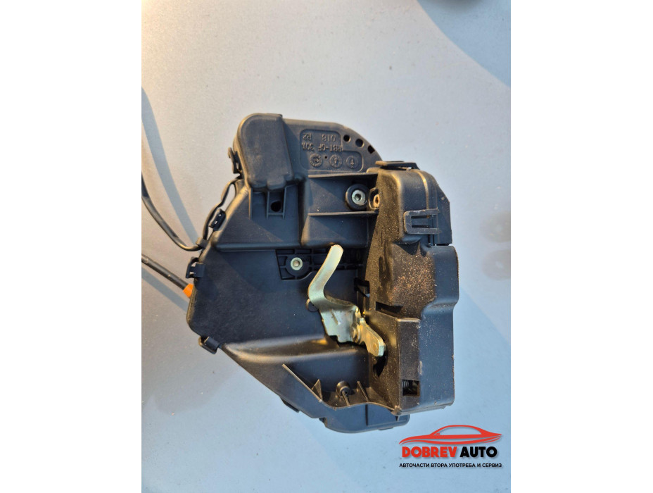 Задна дясна брава за Mercedes C Class W203 Задна дясна брава за Mercedes C Class W203