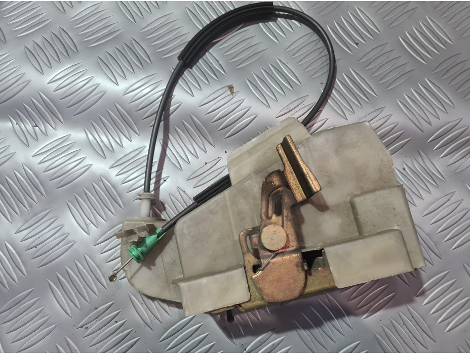 Задна лява брава за Ford Fiesta MK4 Задна лява брава за Ford Fiesta MK4