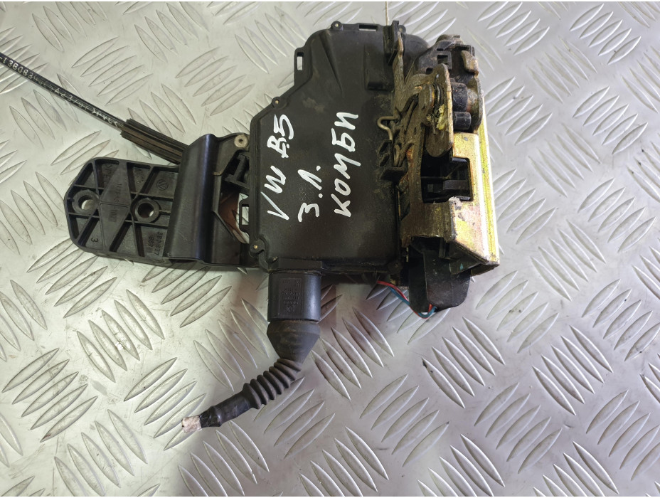 Задна лява брава за VW Passat B5 1.8 T комби