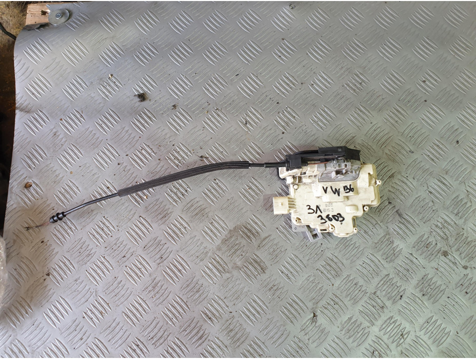 Задна лява брава за VW Passat B6 2.0 TDI Задна лява брава за VW Passat B6 2.0 TDI