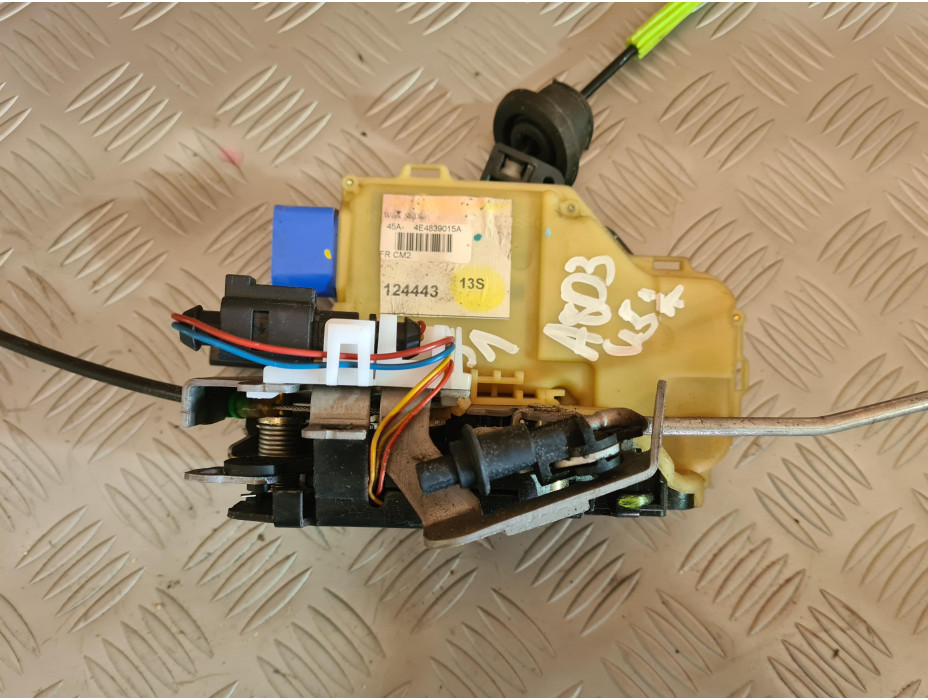 Задна лява брава с вакуум за Audi A8 D3 4.2i Long