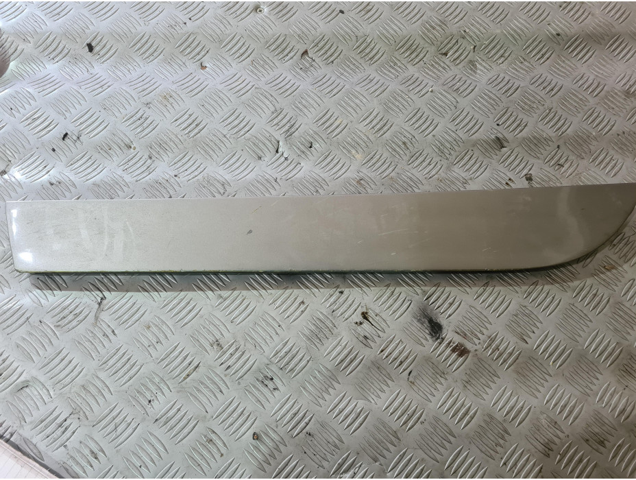 Задна лява външна лайсна за Audi A6 C6 3.2 FSI Quattro Задна лява външна лайсна за Audi A6 C6 3.2 FSI Quattro