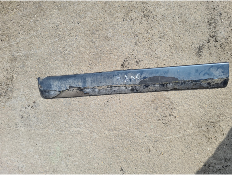 Задна лява външна лайсна за VW Passat B5 2.5 TDI Задна лява външна лайсна за VW Passat B5 2.5 TDI