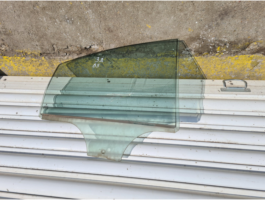 Задно дясно стъкло за VW Passat B5 2.5 TDI - Седан