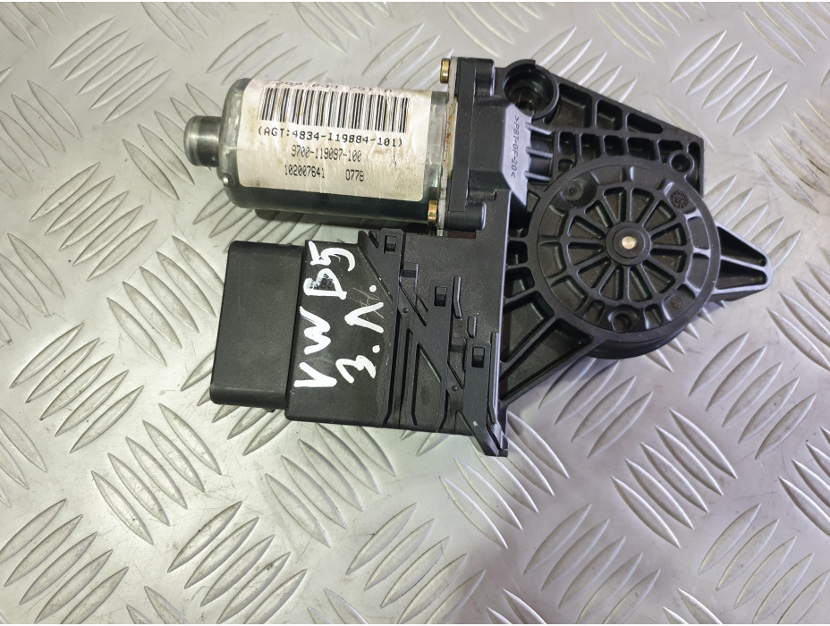 Задно ляво моторче за ел. стъкло за VW Passat B5 1.8 T комби Задно ляво моторче за ел. стъкло за VW Passat B5 1.8 T комби