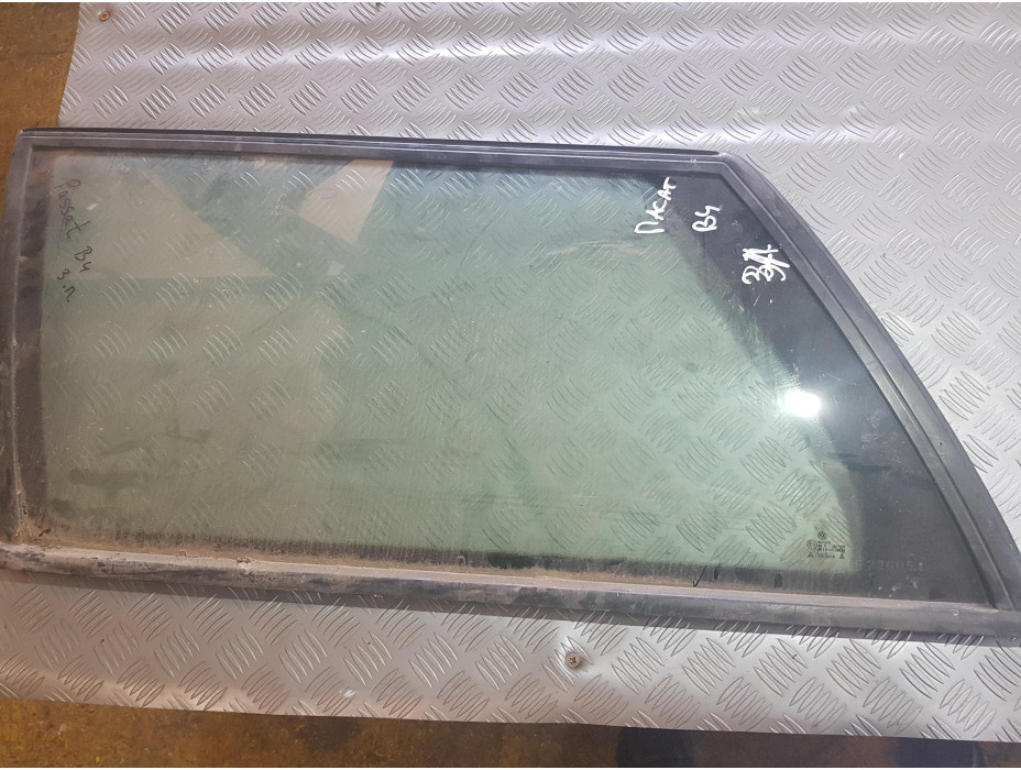 Задно ляво стъкло за багажника за Фолксваген Пасат Б4 / Volkswagen Passat B4 Задно ляво стъкло за багажника за Фолксваген Пасат Б4 / Volkswagen Passat B4