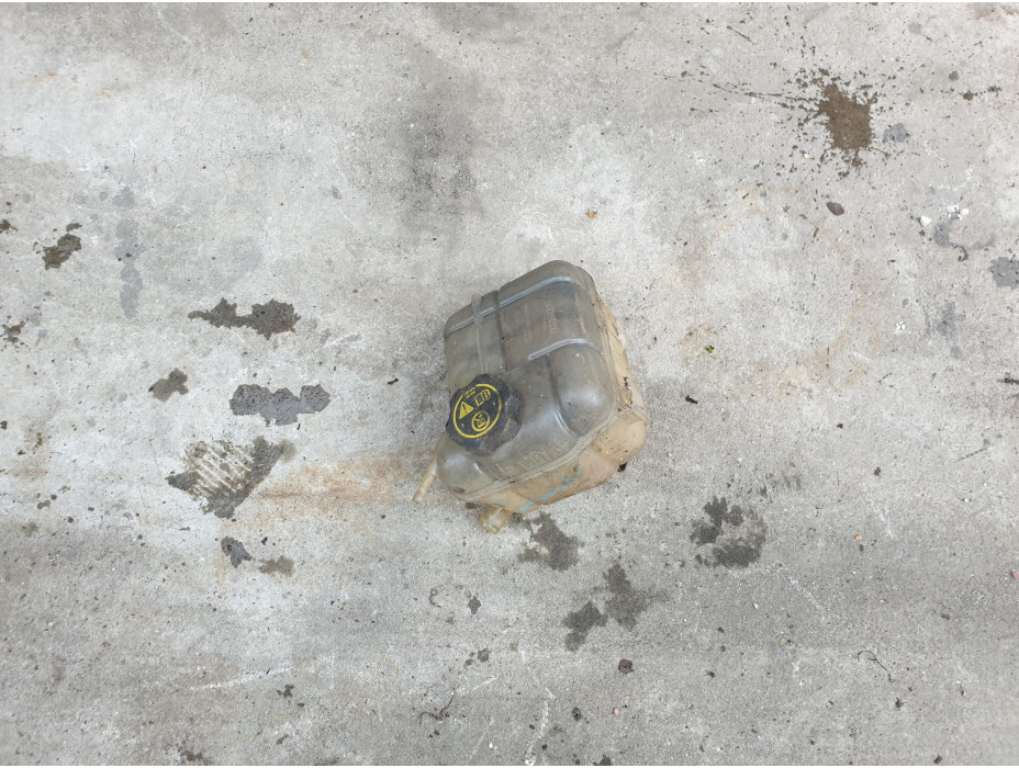 Казанче за антифриз за Opel insignia Казанче за антифриз за Opel insignia